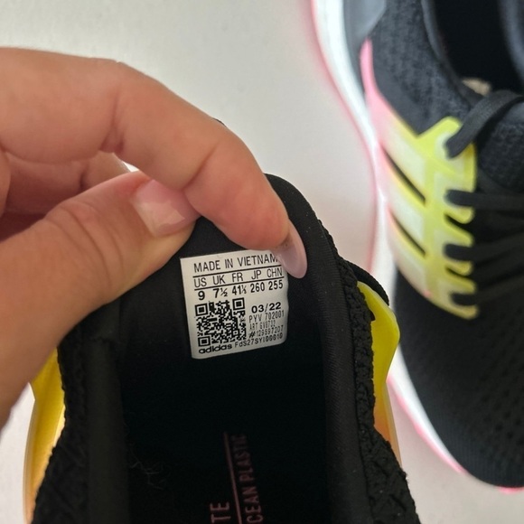 (NWT) Adidas Ultraboost 5.0 DNA Women’s, Size: 9 - Picture 10 of 11